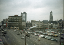 804273 Gezicht op het Vredenburg te Utrecht, met op de achtergrond de noordoostelijke pleinwand.